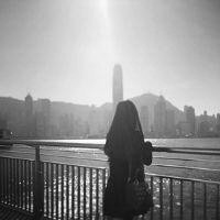 34张氛围感拉满的黑白女生背影头像