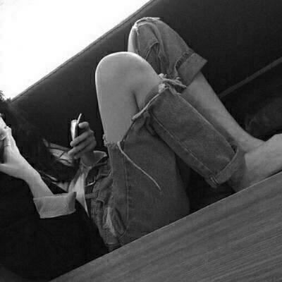 13张高清伤感黑白女生头像 适合当微信头像的氛围感图