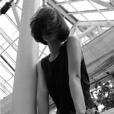 20张高清冷淡风黑白伤感女生头像合集