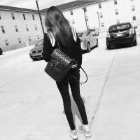 34张氛围感拉满的黑白女生背影头像