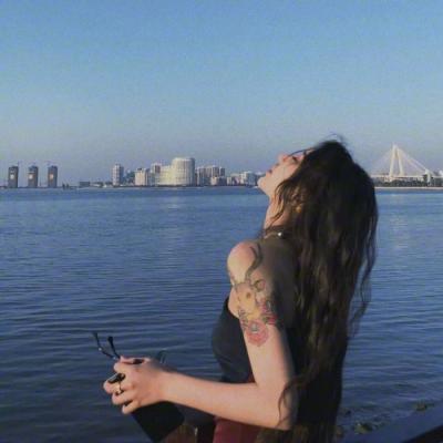 17张高清有气质的唯美女生背影头像