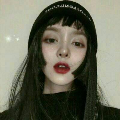 带血诡异颓废女生头像合集 14张可直接用