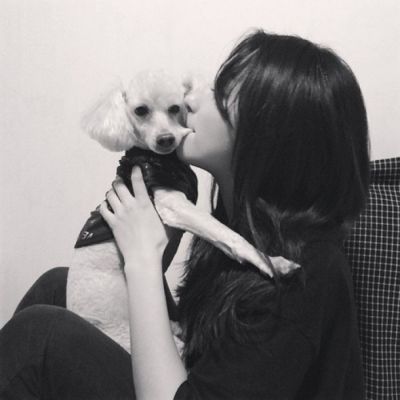 24张高清伤感黑白女头像合集，主打有意境的女生黑白头像素材，来自小脸头像网的女生头像分类页面。