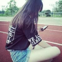 20张盘腿女生背影头像合集 免费下载