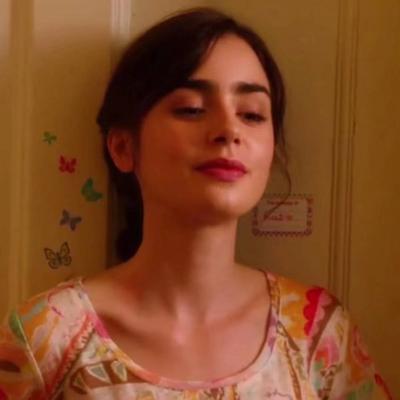 这里是来自小脸头像网的欧美高冷女生头像合集页面，页面内共整理了17张高清好看的欧美风格高冷女生头像，支持大图、小图、方图、圆图四种浏览模式，同时提供分页浏览功能，还附带了相关标签推荐与其他同类头像链接。