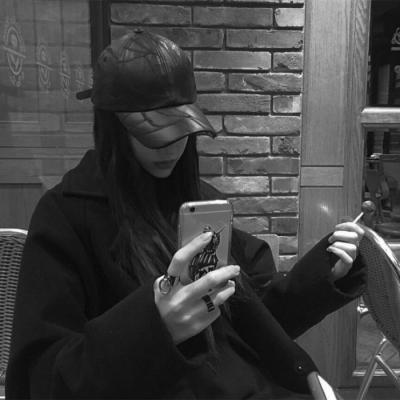 20张高清冷淡风黑白伤感女生头像合集