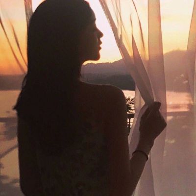 9张高清真人背影丧系女头 氛围感拉满的唯美头像合集