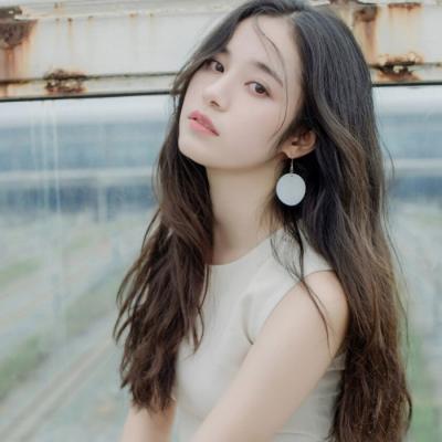 18张高清长发披肩女生头像 氛围感拉满的唯美款