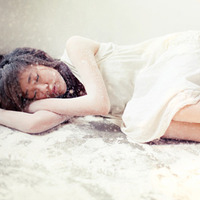 51张带感的躺着女生头像 唯美又带点小伤感