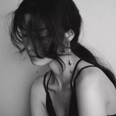 16张氛围感拉满的女生黑白伤感QQ头像