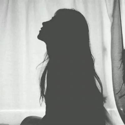 16张氛围感拉满的女生黑白伤感QQ头像