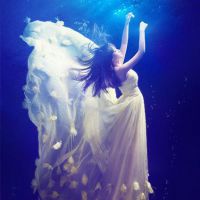 氛围感拉满！23张水中穿婚纱的女生头像合集