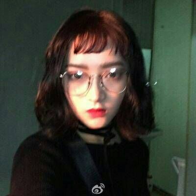 13张颓废女生抽烟喝酒头像 这种样子从来不是真实的我