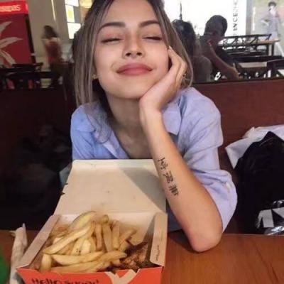 这里是来自小脸头像网的欧美高冷女生头像合集页面，页面内共整理了17张高清好看的欧美风格高冷女生头像，支持大图、小图、方图、圆图四种浏览模式，同时提供分页浏览功能，还附带了相关标签推荐与其他同类头像链接。