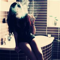 女生吐烟圈头像合集 18张好看的女生抽烟头像