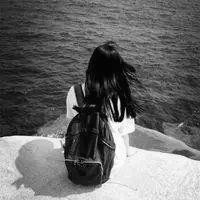 34张氛围感拉满的黑白女生背影头像