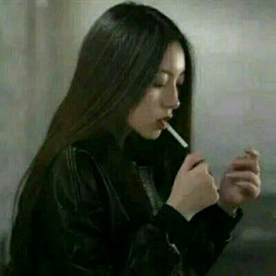 霸气拽酷！11张女生抽烟高清头像合集