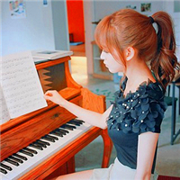 唯美弹钢琴的女生QQ头像合集（12张）
