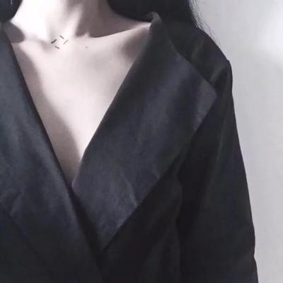 不露脸又霸气的女生锁骨头像 露锁骨氛围感拉满（33张）