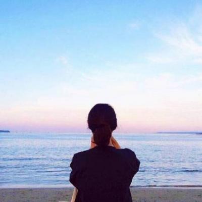 女生面朝大海的背影头像合集 21张高清好看的海边女生背影头像