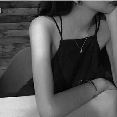 13张高清伤感黑白女生头像 适合当微信头像的氛围感图