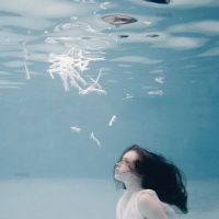 24张女生水中伤感唯美头像 适合做QQ头像的水下女孩素材