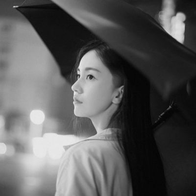 24张高清伤感黑白女头像合集，主打有意境的女生黑白头像素材，来自小脸头像网的女生头像分类页面。