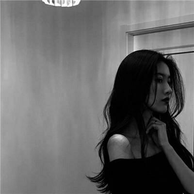 13张高清伤感黑白女生头像 适合当微信头像的氛围感图