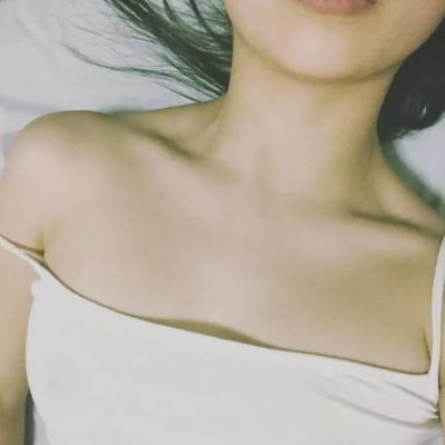 不露脸又霸气的女生锁骨头像 露锁骨氛围感拉满（33张）