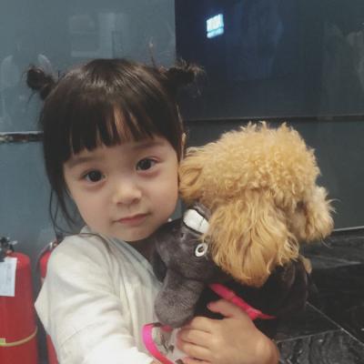 抱着宠物的可爱小女孩头像合集 软萌感拉满