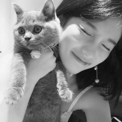 气质拉满！17张高清黑白女生微信头像精选