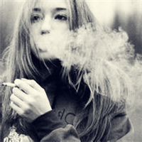 女生吐烟圈头像合集 18张好看的女生抽烟头像