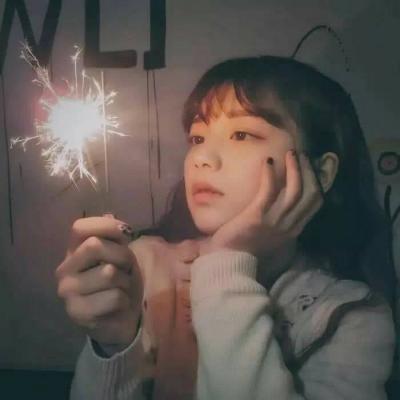 手拿烟花的唯美女生头像 共11张素材分享