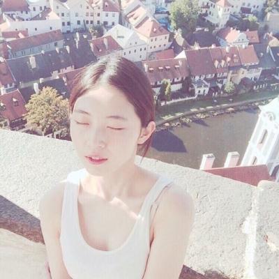 19张简约干净的白色系小清新女生头像合集