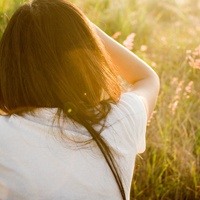 18张温柔氛围感拉满的暖色系女生头像合集