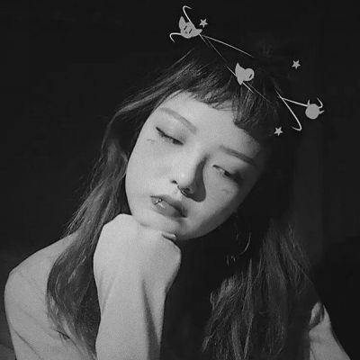 气质拉满！17张高清黑白女生微信头像精选