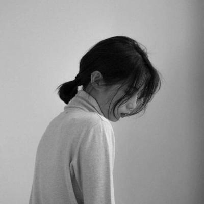 黑白伤感女生头像合集 12张高清颓废孤独风格女头