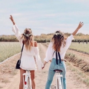 闺蜜牵手骑单车背影头像 单张素材分享