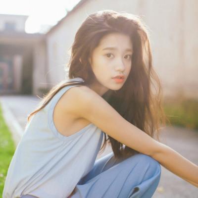 18张高清长发披肩女生头像 氛围感拉满的唯美款