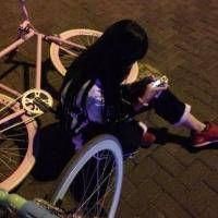 女生盘腿坐霸气头像合集，21张氛围感拉满