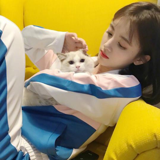 穿校服女生抱猫的头像图片分享