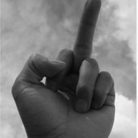 女生竖中指鄙视头像合集 9张霸气个性女生头像