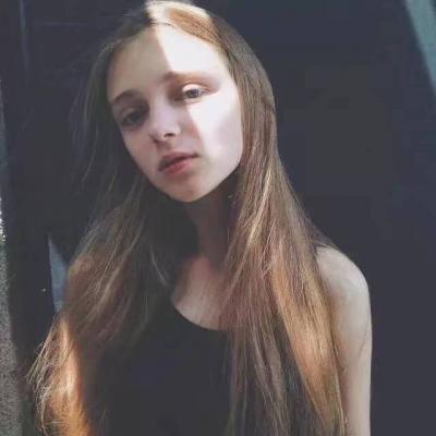 这里是来自小脸头像网的欧美高冷女生头像合集页面，页面内共整理了17张高清好看的欧美风格高冷女生头像，支持大图、小图、方图、圆图四种浏览模式，同时提供分页浏览功能，还附带了相关标签推荐与其他同类头像链接。