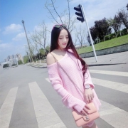 露肩粉调氛围感女生头像，单张高清图来啦