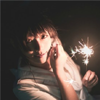 女生手持烟花的QQ头像来啦！12张氛围感拉满的唯美头像