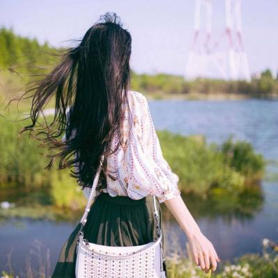 18张高清长发披肩女生头像 氛围感拉满的唯美款