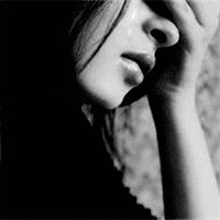 23张黑白女生流泪伤感头像 把难过藏在画面里
