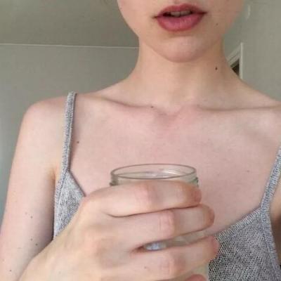 不露脸又霸气的女生锁骨头像 露锁骨氛围感拉满（33张）