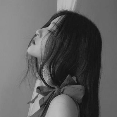 12张高清黑白孤独伤感女生头像合集