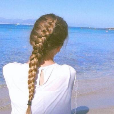 17张高清有气质的唯美女生背影头像